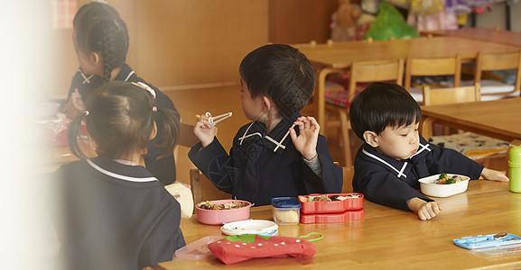 午餐时间吃着便当的孩子们图片