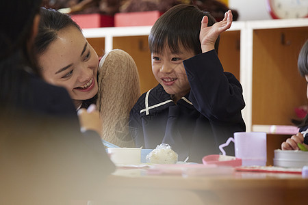 老师午餐时间陪伴着孩子们图片