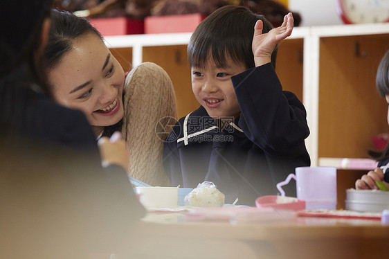 老师午餐时间陪伴着孩子们图片