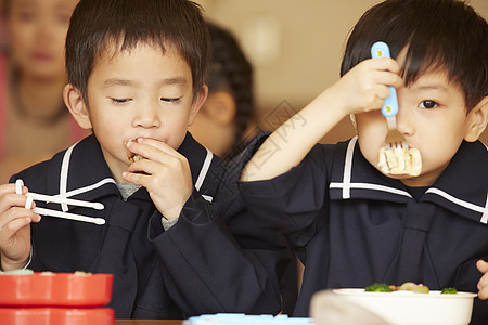 幼儿园里的小朋友一起吃午餐图片