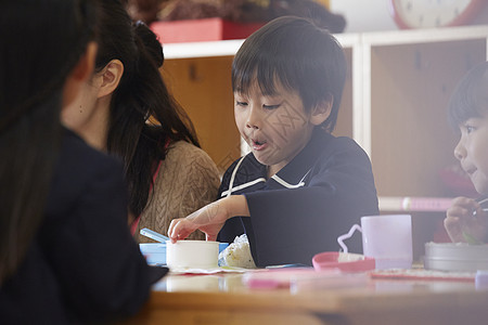 幼儿园里的小朋友一起吃午餐图片