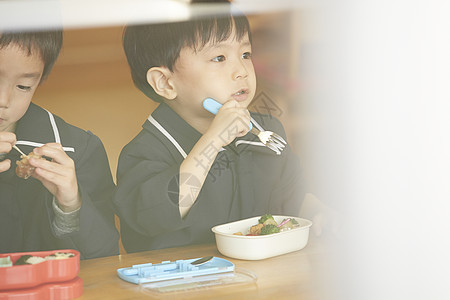 幼儿园里的小朋友一起吃午餐图片
