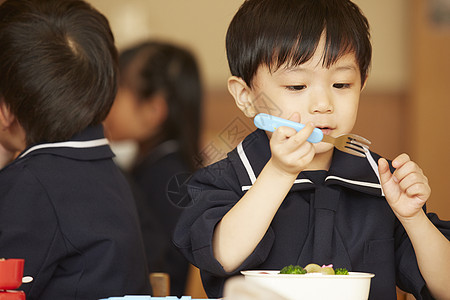 幼儿园儿童一起吃午餐图片