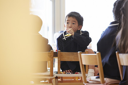 幼儿园儿童一起吃午餐图片