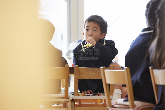 幼儿园儿童一起吃午餐图片