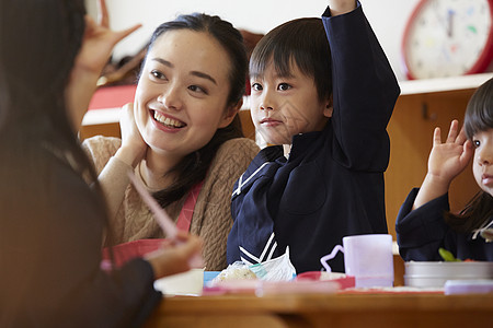 老师监督幼儿园小朋友吃午餐图片