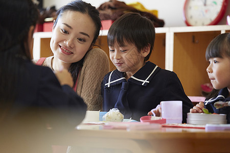 老师监督幼儿园小朋友吃午餐图片