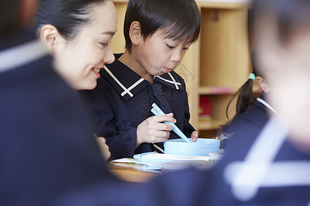 老师监督幼儿园小朋友吃午餐图片