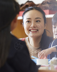 老师监督幼儿园小朋友吃午餐图片