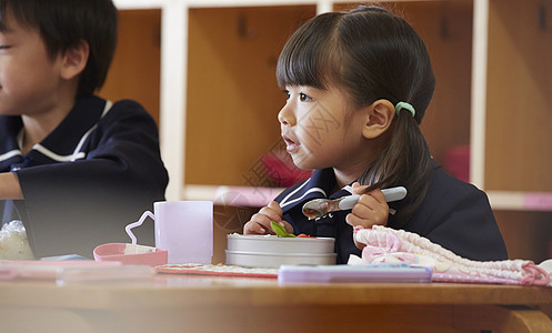 老师监督幼儿园小朋友吃午餐图片