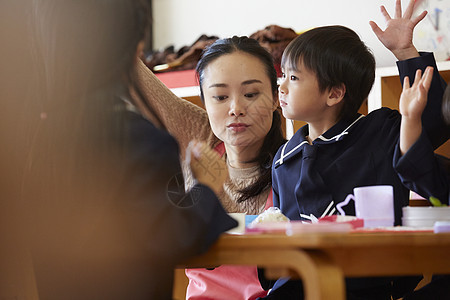 老师监督幼儿园小朋友吃午餐图片