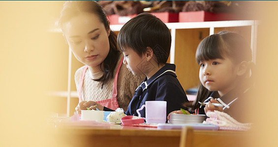 老师监督幼儿园小朋友吃午餐图片