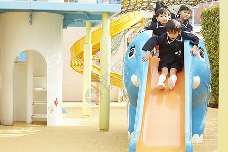 在室外娱乐设施玩耍的幼儿园小朋友图片素材