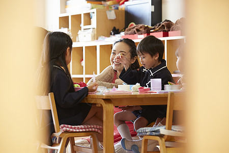 老师监督幼儿园小朋友吃午餐图片