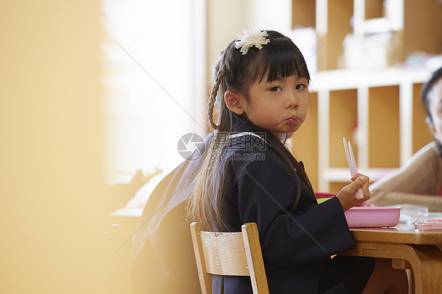  吃午饭的小学生图片