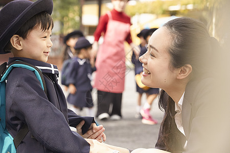 接孩子放学的职业女性图片