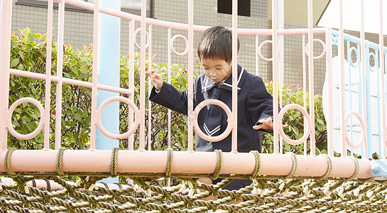  游乐场玩耍的小学生图片