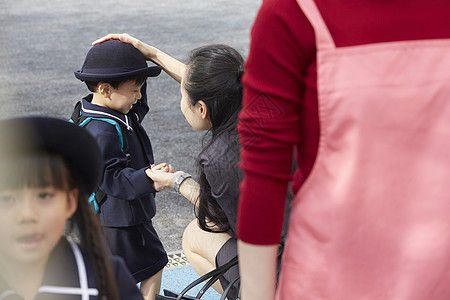 摸小孩子的头图片
