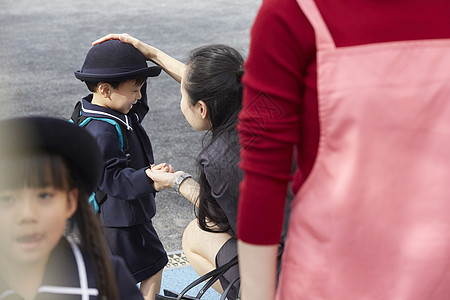  摸孩子头的小学生图片