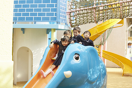 游乐场玩滑梯的小学生图片
