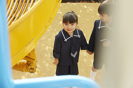  手牵着手的小学生图片