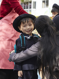  和母亲告别的小学生图片