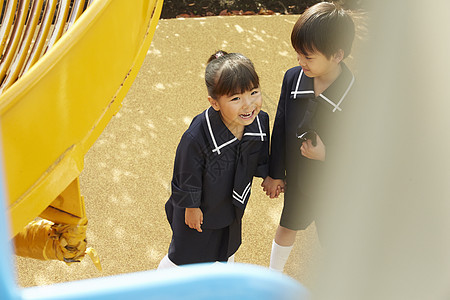  手牵手的小学生图片