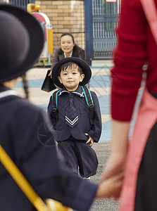  上学的小学生图片