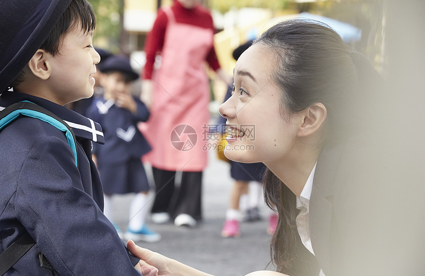  和母亲告别的小学生图片