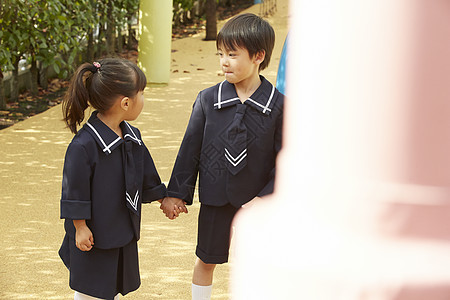  手牵着手的小学生图片