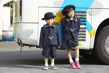 站在车旁的小学生图片