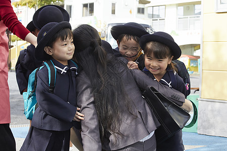 和女人拥抱的小朋友们图片