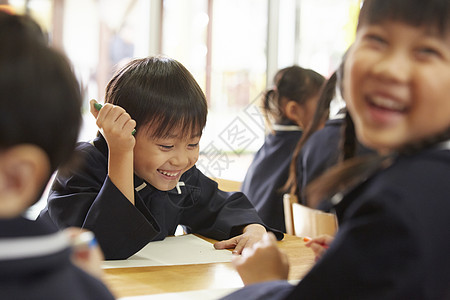 幼儿园日本亲密朋友孩子们在画画图片