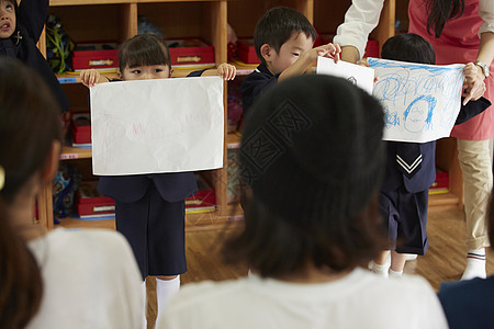  展示画的小学生图片