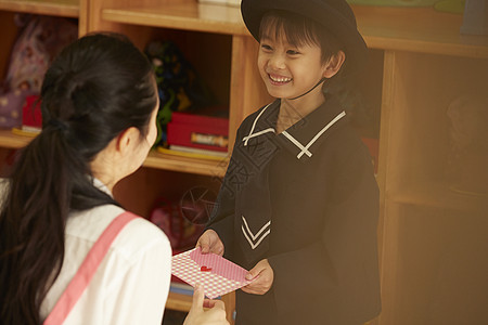  送给老师礼物的小学生图片