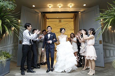 婚礼现场的新人与伴郎伴娘图片