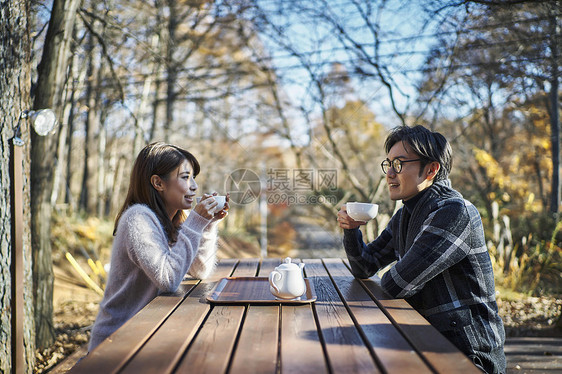 一对情侣开心的喝着下午茶图片