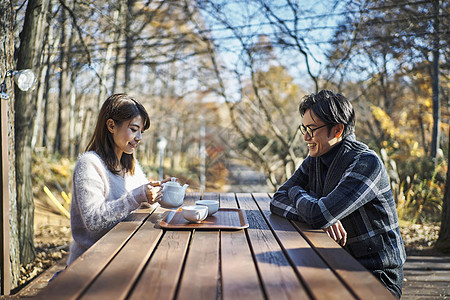 在室外喝茶聊天的情侣图片素材