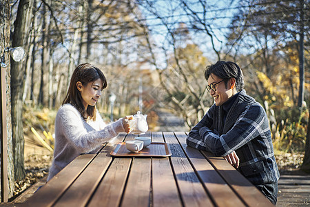 在室外喝茶聊天的情侣图片