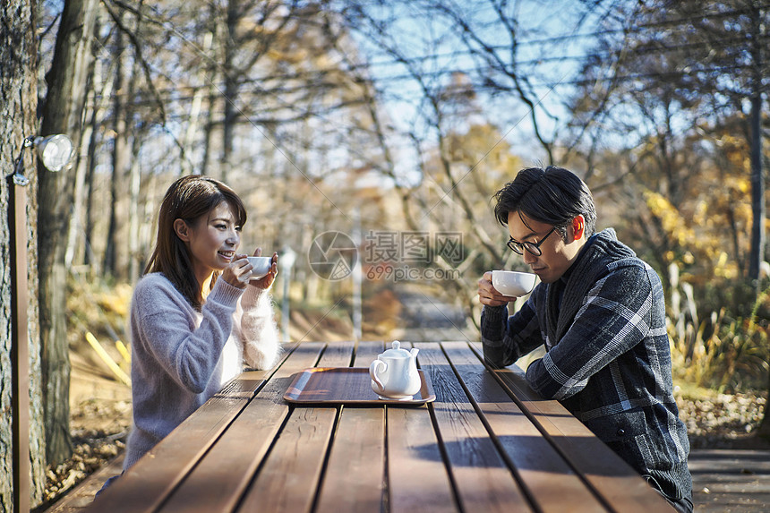 一对情侣开心的喝着下午茶图片