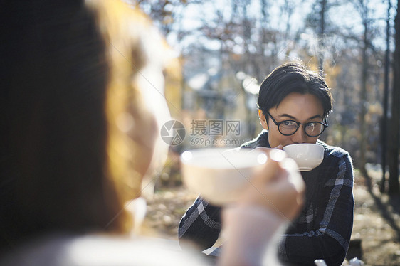 一对情侣开心的喝着下午茶图片