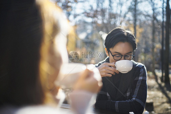 一对情侣开心的喝着下午茶图片