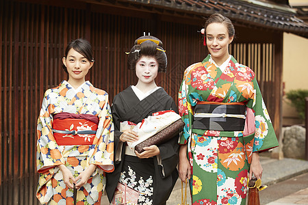 日本游客与传统歌舞艺妓合影背景图片