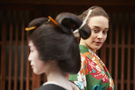 外国游客路过日本传统歌舞艺妓图片