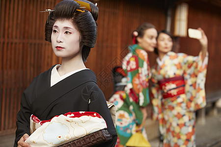 日本年轻的歌舞艺妓图片