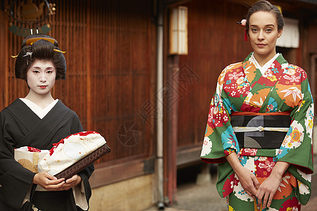 日本游客与传统歌舞艺妓合影背景图片
