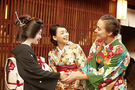外国游客与日本传统歌舞艺妓握手图片
