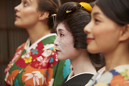 游客与日本传统歌舞艺妓背景图片
