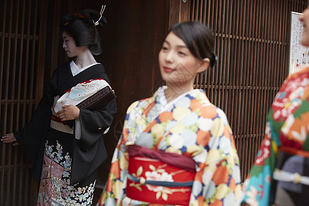 茶屋町穿着和服的女人和艺伎图片