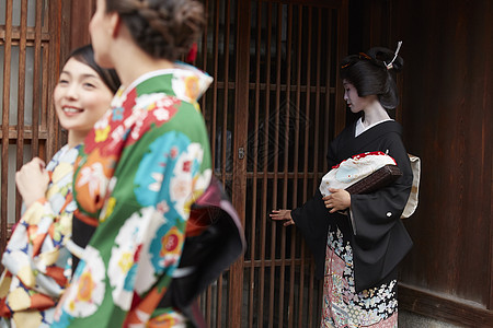 茶屋町穿着和服的女人和艺伎图片